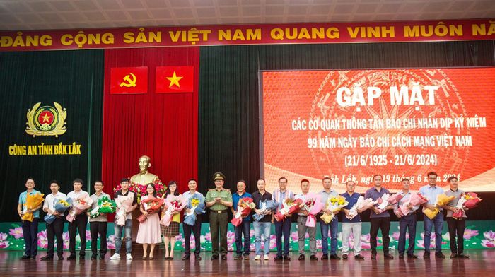 Thiếu tướng Lê Vinh Quy, Giám đốc Công an tỉnh Đắk Lắk tặng hoa chúc mừng các phóng viên, nhà báo dịp 21/6. Ảnh: Ngọc Giang