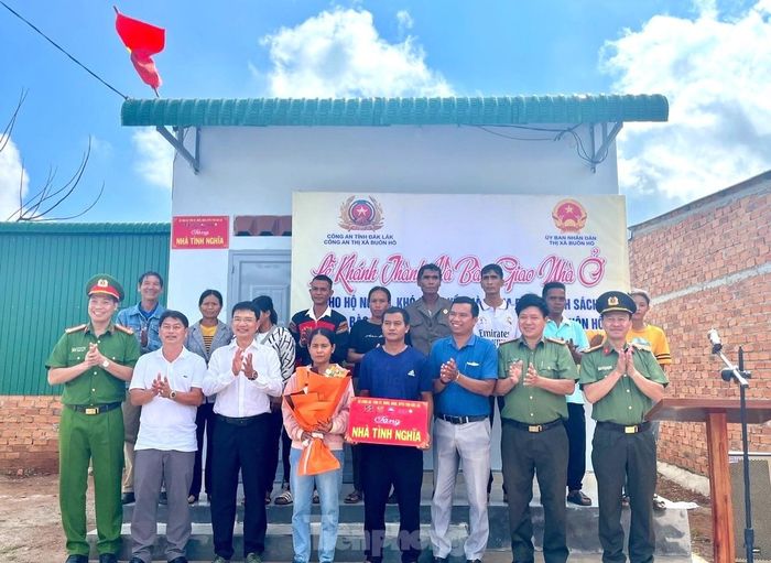 Lễ bàn giao nhà ở cho hộ nghèo, gia đình chính sách, hộ dân tộc thiểu số khó khăn về nhà ở