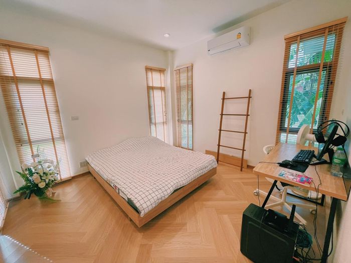 Một trong 2 phòng ngủ, không quá nhiều đồ đạc, với các ô cửa để tạo sự thông thoáng.