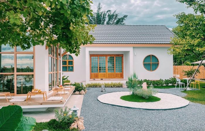 Khoảng sân giữa hai phần của khu nhà được bài trí đẹp mắt với các viên sỏi mang đến cảm nhận như resort cuối tuần.