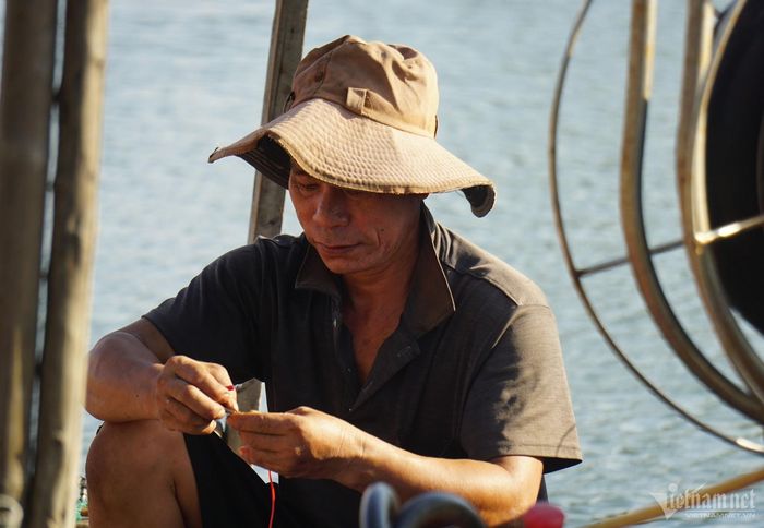 Ông Hùng (56 tuổi, ngư dân) cho biết, tàu cá, sà lan bỏ lại tại khu vực vịnh không chỉ tạo ra cảnh nhếch nhác, mà còn ảnh hưởng đến việc neo đậu của tàu thuyền mỗi khi mùa mưa bão đến.