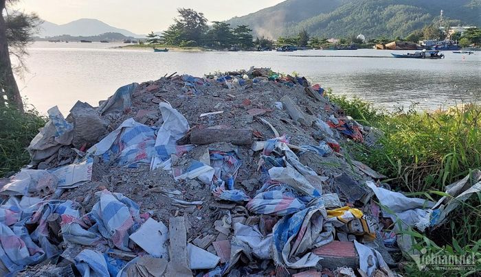 Dọc bãi đất trống sát vịnh Mân Quang còn có xà bần, phế thải xây dựng do người dân đổ trộm.
