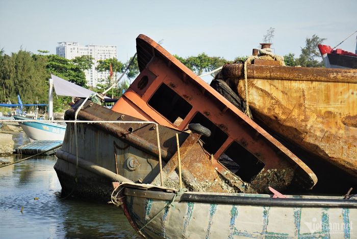 Tàu, sà lan hư hỏng bị bỏ lại trong khu vực vịnh.