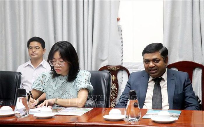 Tổng Lãnh sự Ấn Độ tại Thành phố Hồ Chí Minh Madan Mohan Sethi tại buổi làm việc.