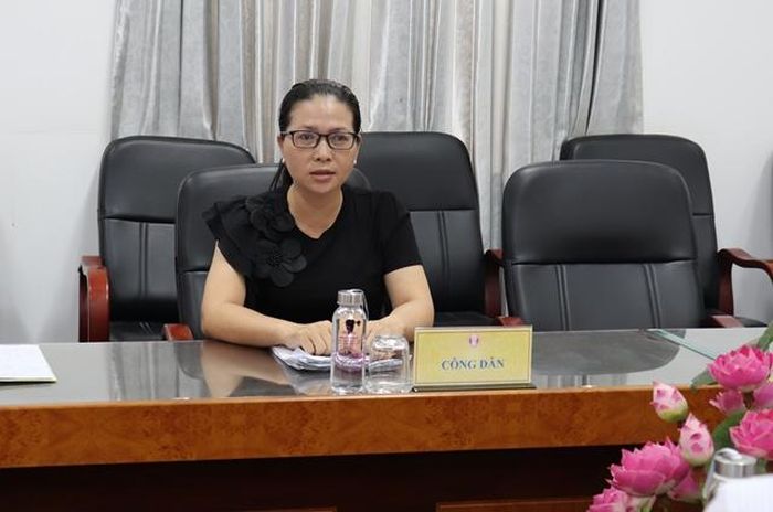 Bà Sầm Lê Cẩm Hằng trình bày khiếu nại