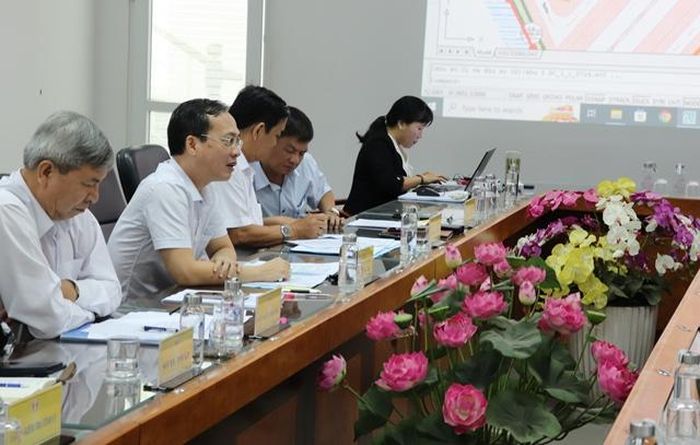 Phó Chủ tịch UBND tỉnh Trần Trí Quang (người thứ 2 từ trái sang) kết luận giải quyết khiếu nại