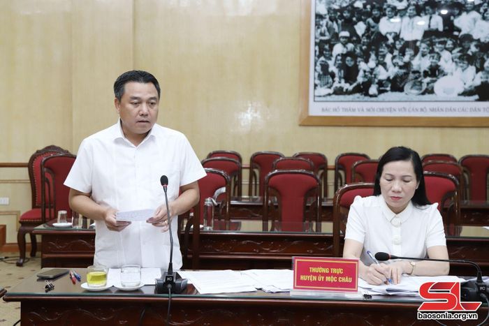 Lãnh đạo huyện Mộc Châu phát biểu tại cuộc họp. 