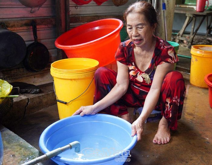 Trong đợt hạn vừa qua, chính phụ nữ giữ vai trò tích cực trong việc trữ nước và tiết kiệm trong gia đình, để bước qua giai đoạn khó khăn.