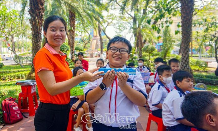 Sau giờ đọc sách, các em được tham gia phần đố vui có thưởng.