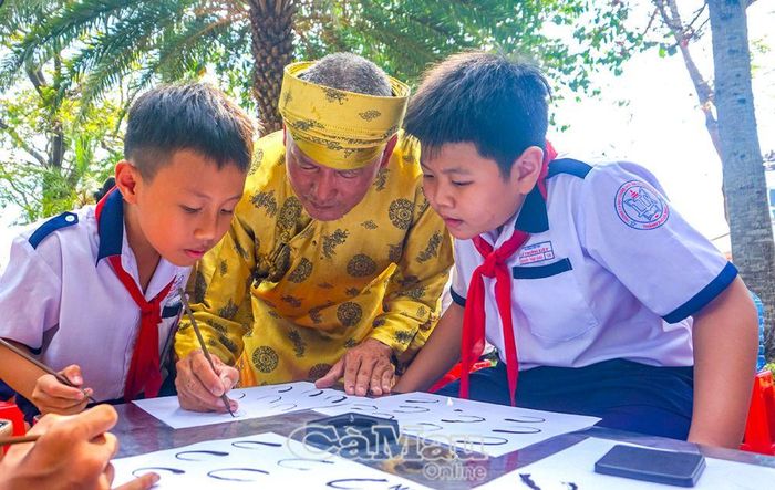 Hoạt động viết và xin chữ thư pháp cùng thầy đồ góp phần giáo dục nét đẹp truyền thống cho học sinh tham gia trải nghiệm.