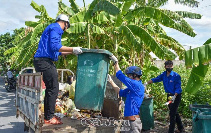 ÐVTN quét dọn, vệ sinh môi trường khu vực chợ Cái Bát, xã Tân Hưng Tây.