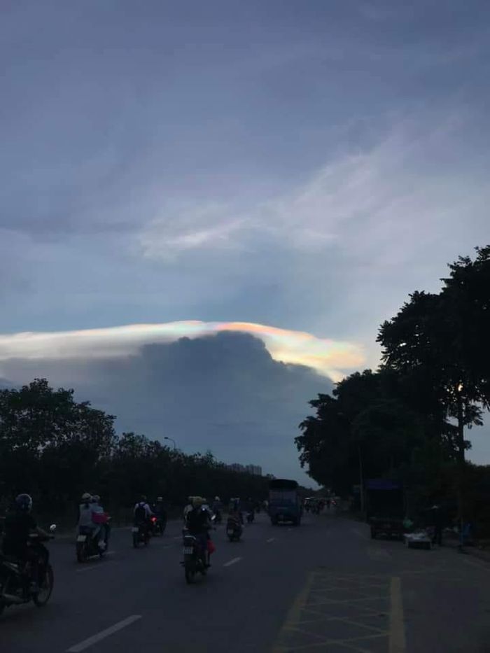 Theo các chuyên gia của CLB Thiên văn Hà Nội (HAS), đây đúng là đám mây ngũ sắc. Hiện tượng này rất phổ biến và thường xảy ra ở một địa phương, khu vực cụ thể. Tuy nhiên, nó không có điềm báo hoặc dự báo gì về thời tiết ở nơi xuất hiện trong thời gian tới.
