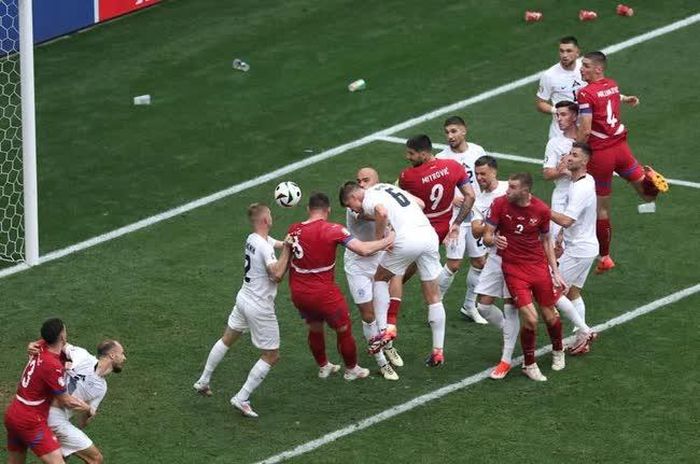 Jovic mang về bàn gỡ hòa đúng ở giây bù giờ cuối cùng