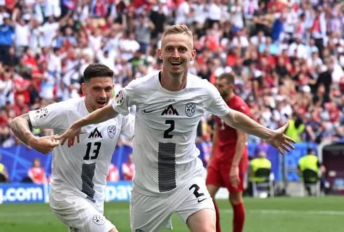 Slovenia mở tỷ số bất ngờ
