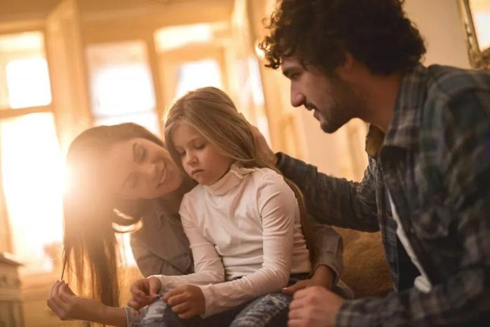 Hãy khuyến khích con bày tỏ cảm xúc, đặt câu hỏi và sẵn sàng lắng nghe cũng như phản hồi một cách đồng cảm. (Ảnh: ITN).