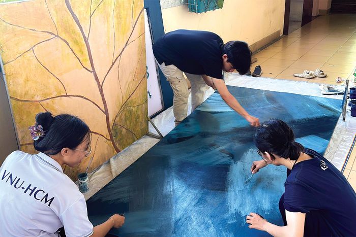  Các bạn sinh viên tự tay lo liệu đạo cụ, cảnh trí cho mỗi vở diễn Ảnh: CLB Kịch 