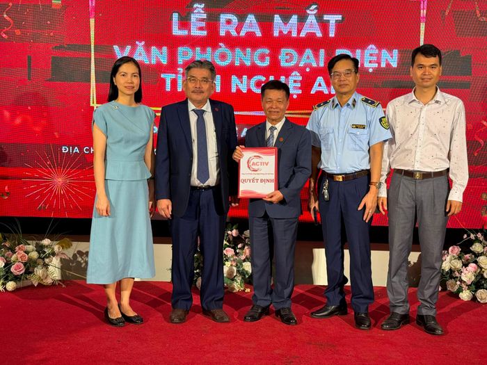 Khai trương Văn phòng đại diện Công ty CP Công nghệ chống giả Việt Nam sẽ cung cấp tem truy xuất cho nông sản do doanh nghiệp, HTX Nghệ An sản xuất. Ảnh: Nguyễn Hải