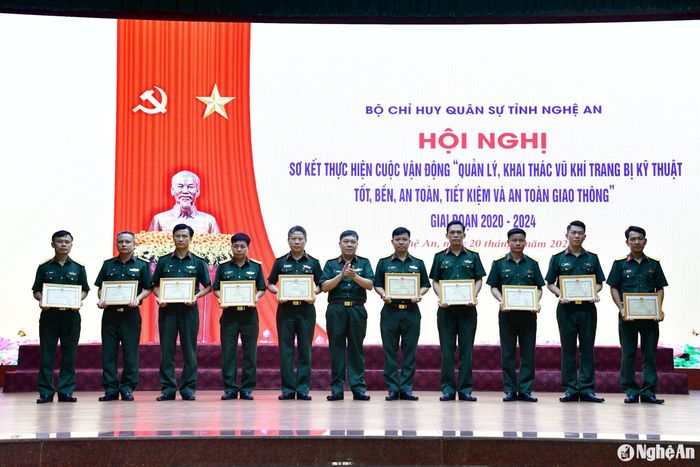 Khen thưởng cho 10 tập thể, 10 cá nhân có thành tích xuất sắc trong việc thực hiện "Cuộc vận động 50" giai đoạn 2020-2024. Ảnh: Thành Chung