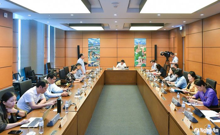 Quang cảnh phiên thảo luận tại Tổ 3. Ảnh: Nghĩa Đức