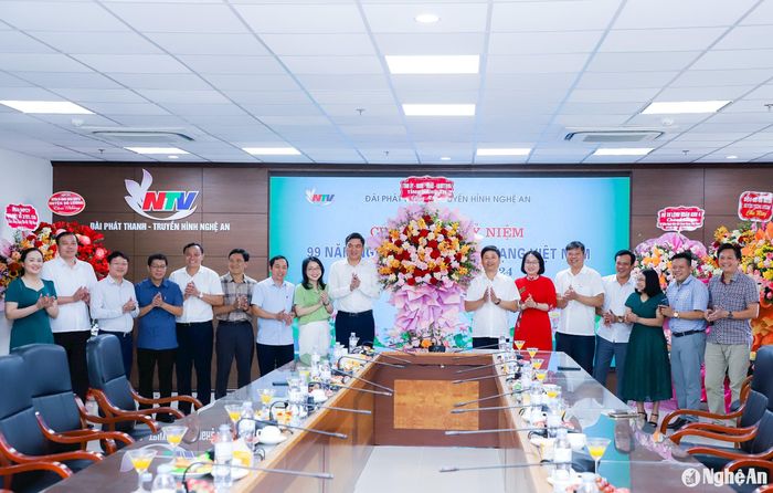 Đồng chí Hoàng Nghĩa Hiếu - Phó Bí thư Tỉnh ủy và đoàn đã đến tặng hoa, chúc mừng Đài Phát thanh - Truyền hình tỉnh nhân kỷ niệm 99 năm ngày Báo chí cách mạng Việt Nam. Ảnh: Phạm Bằng