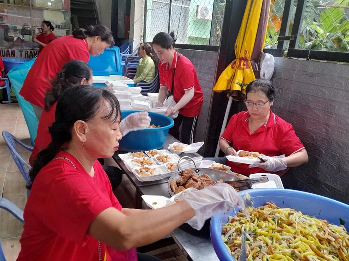Cán bộ, hội viên phụ nữ phường Vĩnh Nguyên chuẩn bị cơm để phát cho mọi người.