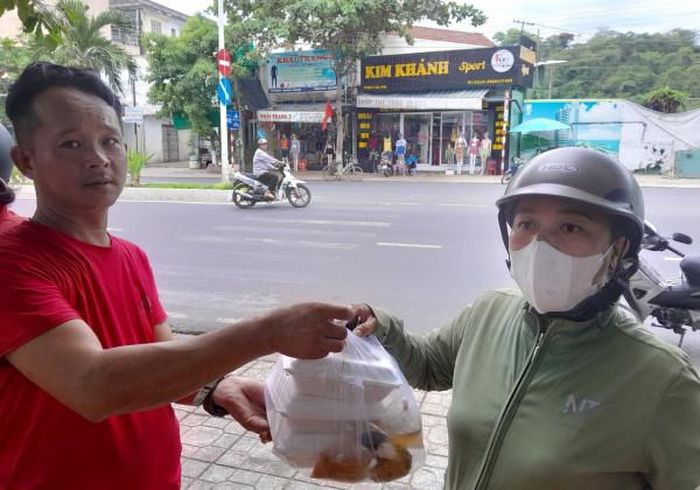 Trao tặng cơm chay miễn phí cho người có hoàn cảnh khó khăn.