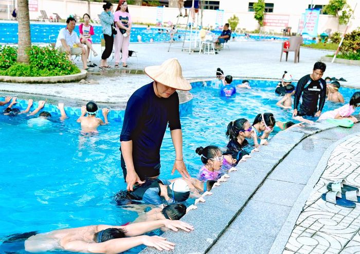 Thiếu nhi học kỹ thuật thở nước