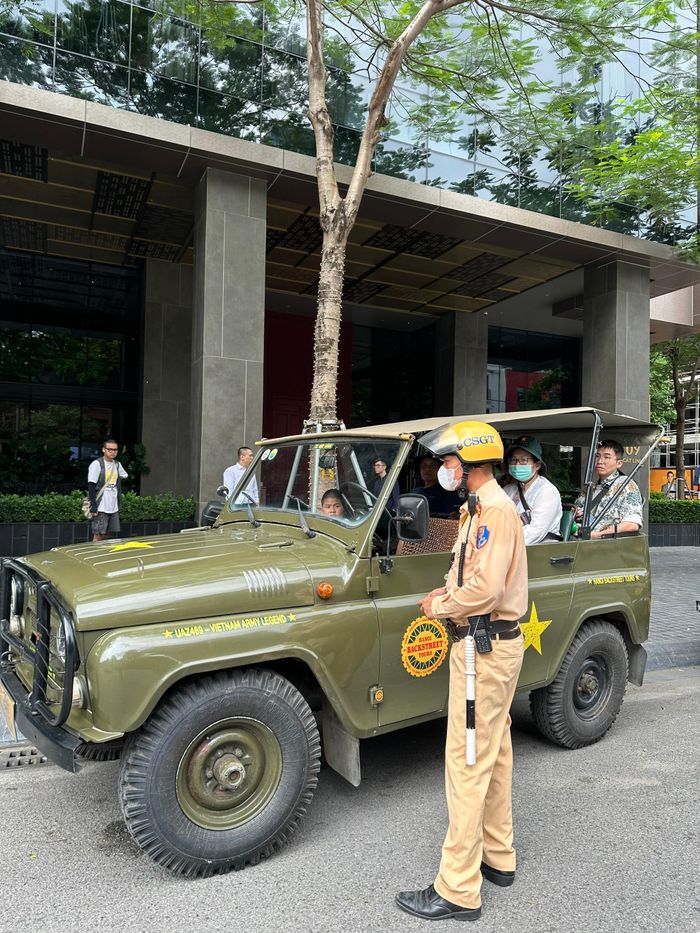 Trước tình hình đó Đội CSGT số 3, Phòng CSGT, Công an TP Hà Nội đã chủ động bố trí lực lượng TTKS xử lý các vi phạm liên quan đến hoạt động vận tải hành khách trên địa bàn, tuyên truyền ATGT, xử lý nghiêm các hành vi vi phạm.