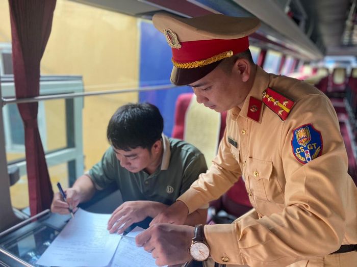 Trước đó vào ngày 12/6, trong khoảng 2h, từ 14-16h đồng hồ, tổ công tác của Đội CSGT số 3 cũng xử lý 5 trường hợp liên quan đến các phương tiện vận tải hành khách du lịch, trong đó có 2 ze UAZ.