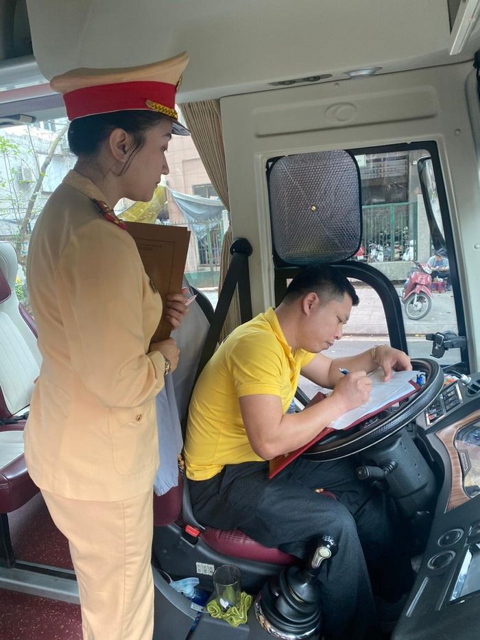 Xe UAZ là xe được sản xuất tại Nga và có tuổi đời đã hàng chục năm, theo hồ sơ sản xuất và đăng kiểm, xe có mui che nắng mưa, chở tối đa 5 người. Tuy nhiên, khi hoạt động trên đường Hà Nội các xe đã không còn mui che, chở từ 7 - 8 người/xe.