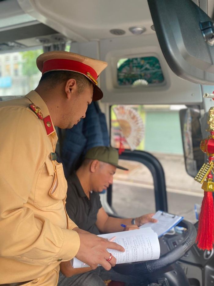 Trung tá Đặng Hồng Giang, Đội trưởng Đội CSGT số 3 cho biết: "Để đảm bảo ATGT mùa du lịch 2024, đơn vị sẽ đẩy mạnh tuyên truyền ATGT, đồng thời bố trí lực lượng tuần tra kiểm soát xử lý nghiêm các vi phạm”.