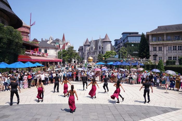 Du khách hòa vào không khí lễ hội tại Bà Nà Hills.