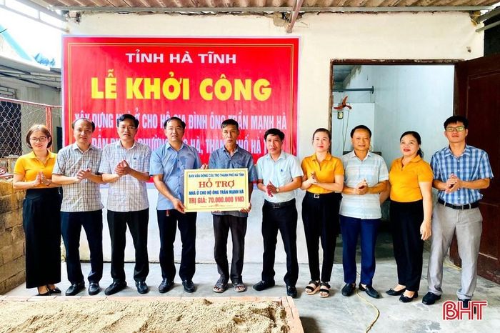  Ban Vận động cứu trợ thành phố hỗ trợ làm nhà ở cho ông Trần Mạnh Hà (phường Bắc Hà) với số tiền 70 triệu đồng. 