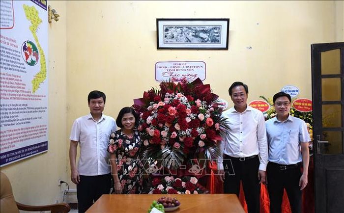 Bí thư Tỉnh ủy Hưng Yên Nguyễn Hữu Nghĩa (thứ 2 từ phải sang) tặng hoa chúc mừng Cơ quan Thường trú TTXVN tại tỉnh Hưng Yên. Ảnh: Đinh Văn Nhiều/TTXVN