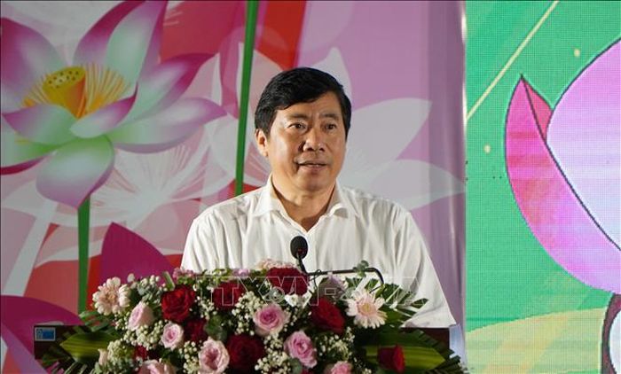 Ông Phạm Thiện Nghĩa, Chủ tịch UBND tỉnh Đồng Tháp phát biểu trong buổi họp mặt. Ảnh: Nhựt An/TTXVN