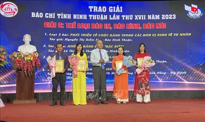 Ông Trần Minh Nam, Trưởng Ban Tuyên giáo Tỉnh ủy Ninh Thuận, trao giải cho các tác giả đạt giải Báo chí tỉnh lần thứ XVII năm 2023. Ảnh: Công Thử/TTXVN