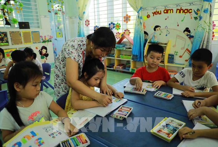 Giờ học vẽ của các cháu trường mầm non xã Diên Xuân, huyện Diên Khánh. Ảnh: Vũ Sinh - TTXVN