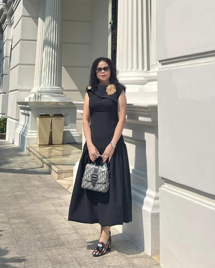 Bà Thủy Lan thường chọn các gam màu trung tính để phối trang phục, vừa đem lại cảm giác lịch sự và phù hợp với lứa tuổi.