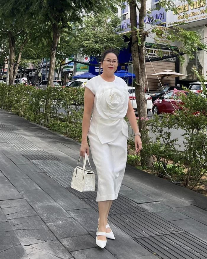 Trở thành "bà sui" của gia đình hào môn, mẹ Đàm Thu Trang cũng sở hữu phong cách ăn mặc sang trọng không kém cạnh ai. Bà thường chọn cách loại váy phủ qua gối, chất liệu cao cấp cùng các hoạt tiết tối giản.