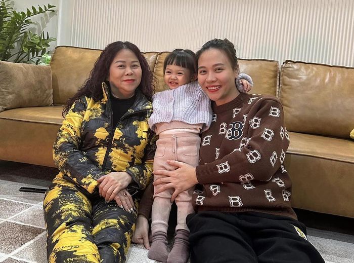 Gia đình vợ Cường Đô La là gia đình khá giả tại Lạng Sơn. Cư dân mạng không ít lần trầm trồ khi người đẹp khoe hình ảnh dắt con gái về nhà mẹ ruột chơi.
