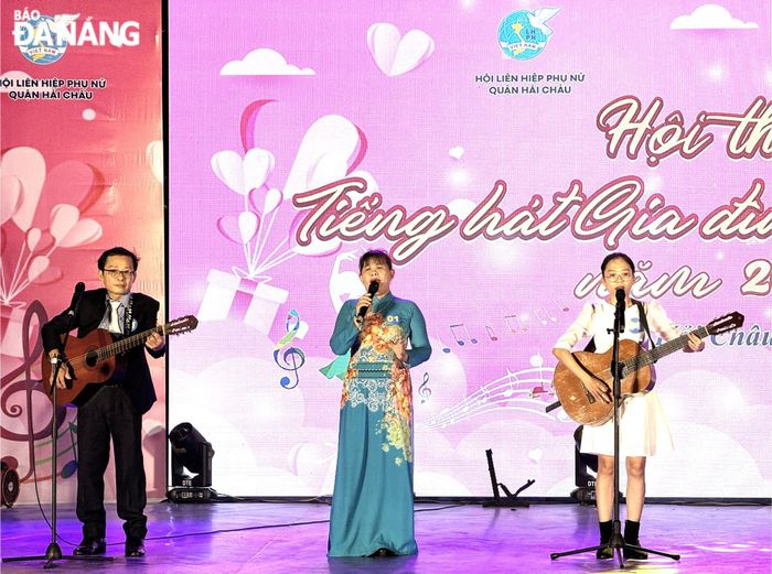 Gia đình đến từ phường Hòa Cường Bắc tham gia liên khúc tại hội thi. Ảnh: X.D