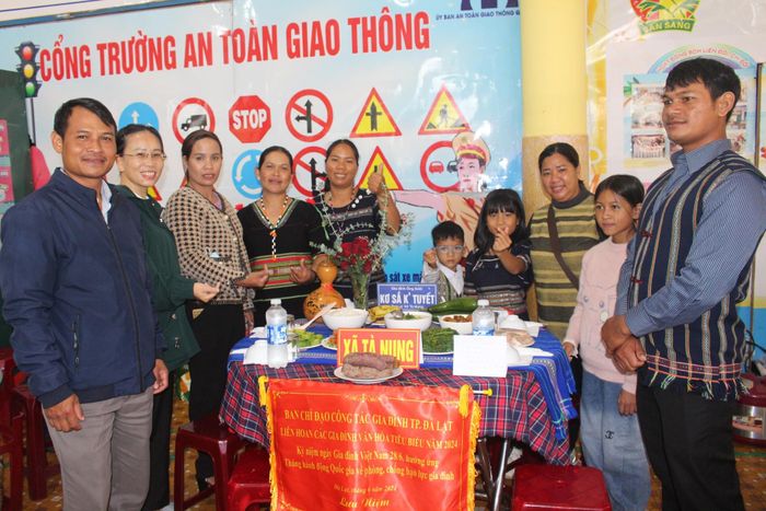 Gia đình anh Kơ Sá K'Tuyết - xã Tà Nung quây quần làm nên mâm cơm gia đình