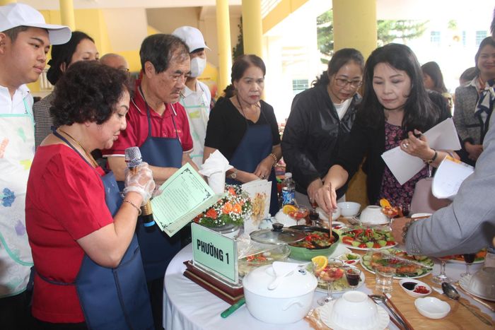 Các gia đình trình bày ý nghĩa từng món ăn trước ban giám khảo