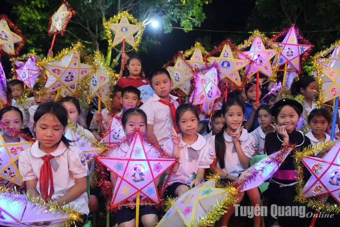 Niềm vui của các cháu thiếu nhi xã Hùng Lợi (Yên Sơn) khi được nhận quà Trung thu do Báo Tuyên Quang kết nối các nhà tài trợ tặng năm 2023.