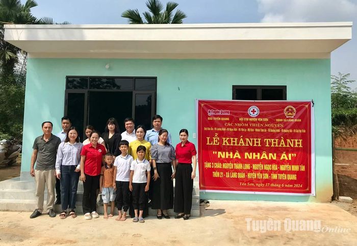 Đồng chí Mai Đức Thông, Ủy viên BCH Đảng bộ tỉnh, Tổng Biên tập Báo Tuyên Quang, Chủ tịch Hội Nhà báo tỉnh; Chi đoàn Báo Tuyên Quang và các nhà hảo tâm khánh thành nhà cho 3 cháu mồ côi, thôn 21, xã Lang Quán (Yên Sơn). Ảnh: Minh Thủy