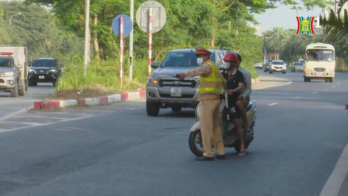 Tổ công tác của Đội CSGT số 6, thuộc Phòng CSGT Công an Hà Nội đã bố trí nhiều cán bộ, chiến sĩ trực chốt tại lối ra Đại lộ Thăng Long - đoạn cầu vượt Mễ Trì.