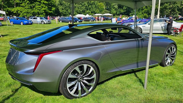  GM không công bố hiệu suất vận hành của chiếc Cadillac Expressive Coupe. Trong khi đó, Cadillac CT5 được trang bị động cơ I4 turbo 2.0L hoặc V6 twin-turbo 3.0L. Phiên bản hiệu suất cao CT5-V Blackwing sử dụng động cơ V8 supercharged 6.2L mạnh 677 mã lực. 