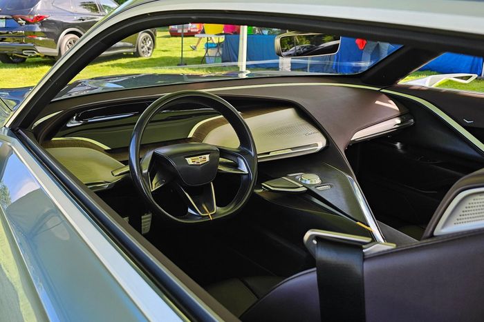  Nội thất cũng là một điểm mạnh của chiếc Cadillac Expressive Coupe với vô lăng 3 chấu hiện đại, bảng đồng hồ taplo kỹ thuật số mở rộng và kéo dài theo mặt taplo. 