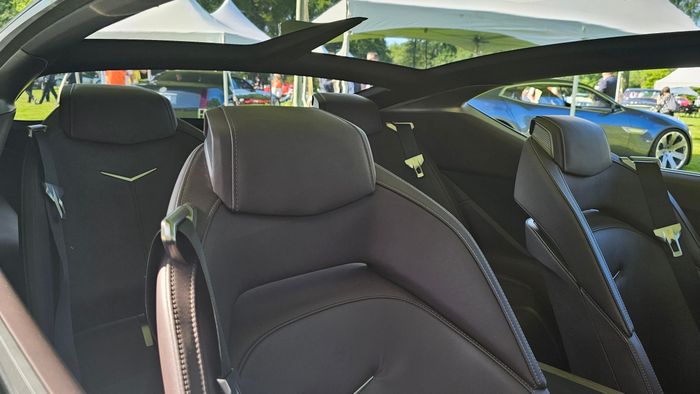  Bản concept này sở hữu cấu hình 4 chỗ ngồi với ghế thể thao. Ngoài ra, xe còn được trang bị cửa sổ trời Panorama kéo dài xuống hàng ghế sau. 