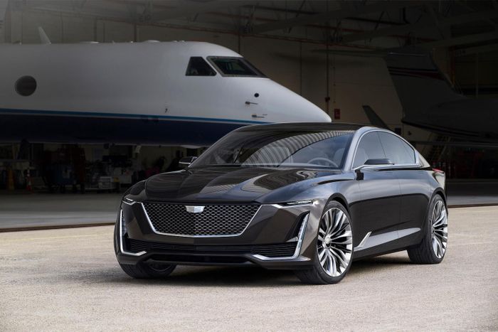  Chiếc coupe này cũng chia sẻ ngôn ngữ thiết kế của mẫu Cadillac Escala Concept, vốn được giới thiệu tại triển lãm Pebble Beach Concours d’Elegance 2016. 